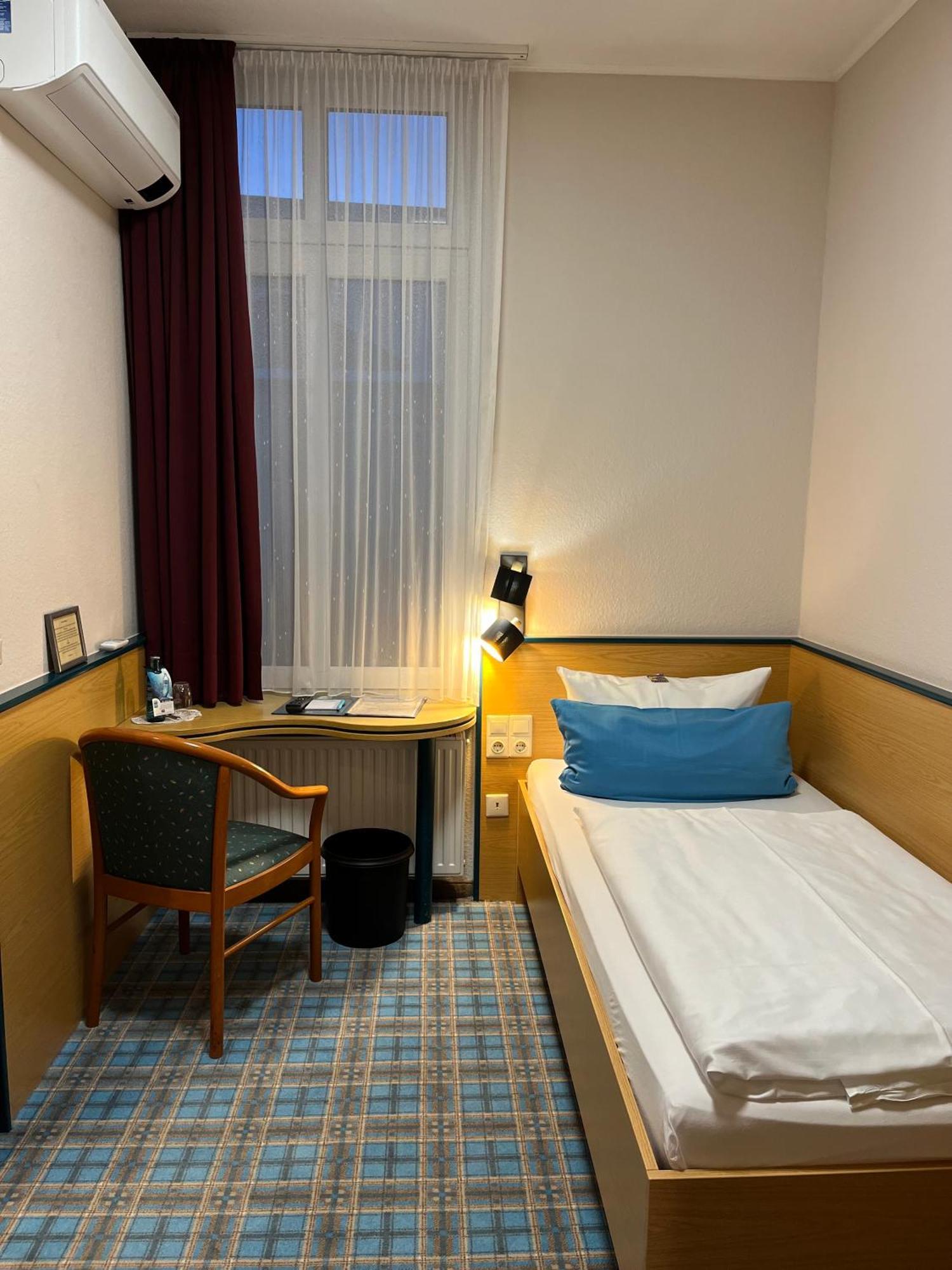 Hotel Schwarzer Adler Jever Ngoại thất bức ảnh