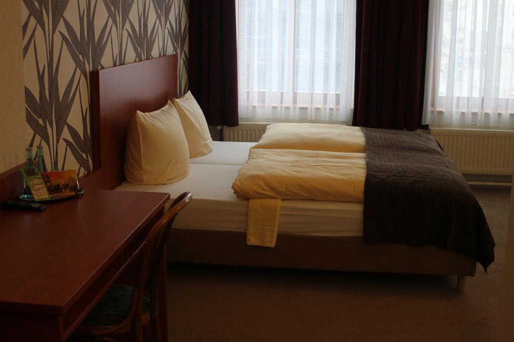 Hotel Schwarzer Adler Jever Ngoại thất bức ảnh