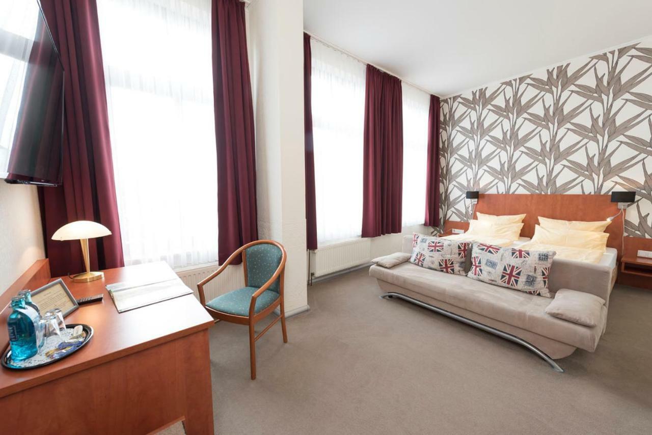 Hotel Schwarzer Adler Jever Ngoại thất bức ảnh