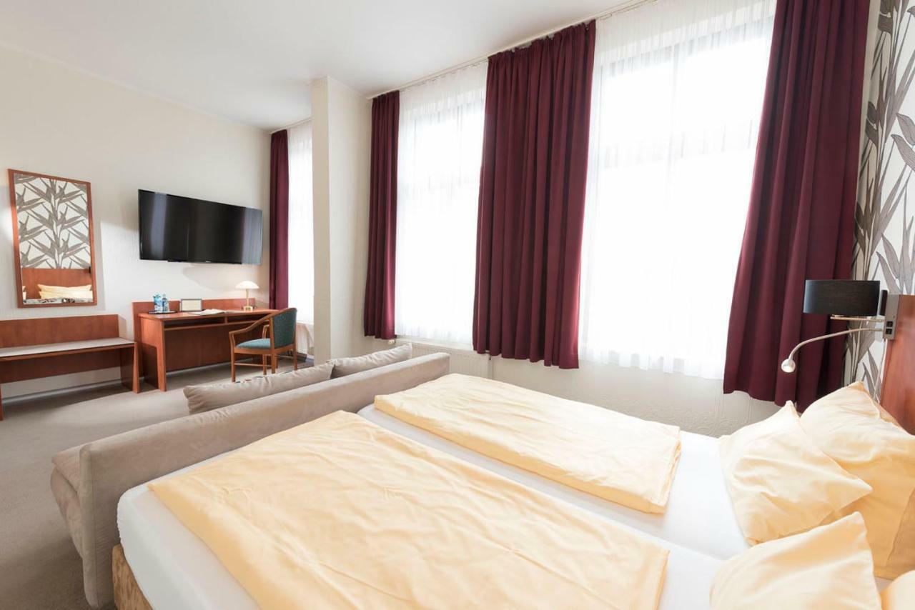 Hotel Schwarzer Adler Jever Ngoại thất bức ảnh